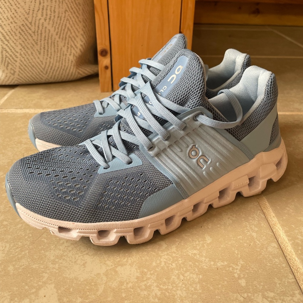 ON Cloud Running Shoes LIKE NEW SZ 8